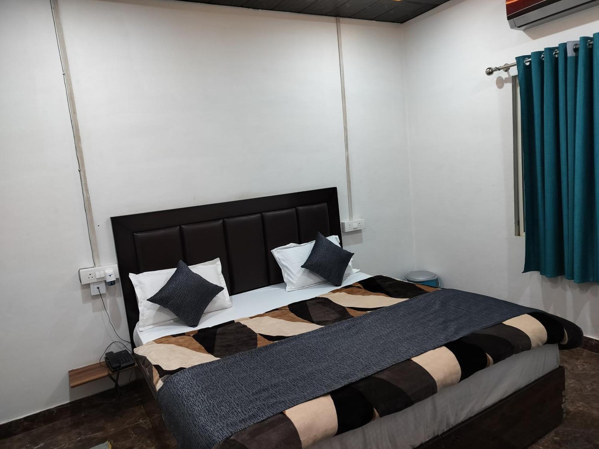 Kishan Home Stay Матура Екстериор снимка