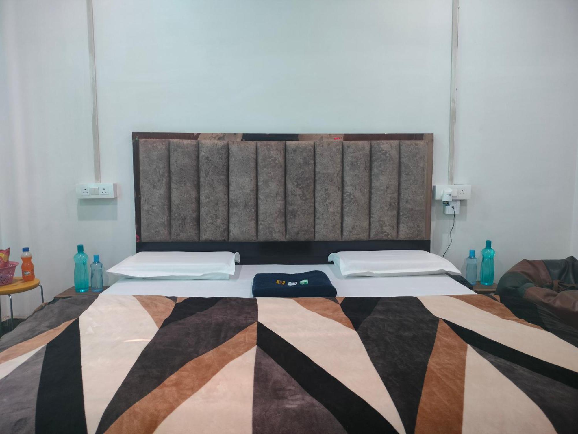 Kishan Home Stay Матура Екстериор снимка