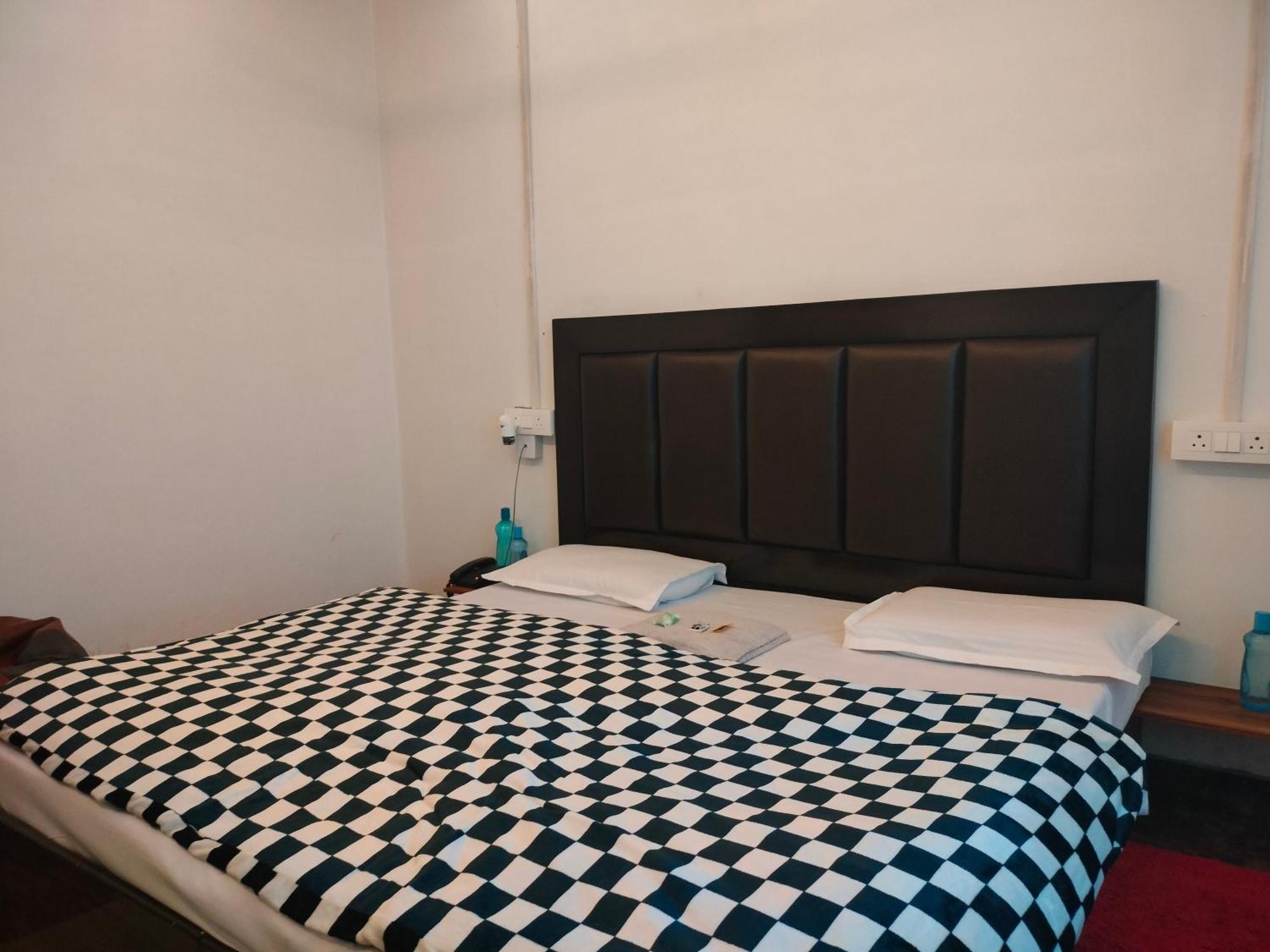 Kishan Home Stay Матура Екстериор снимка
