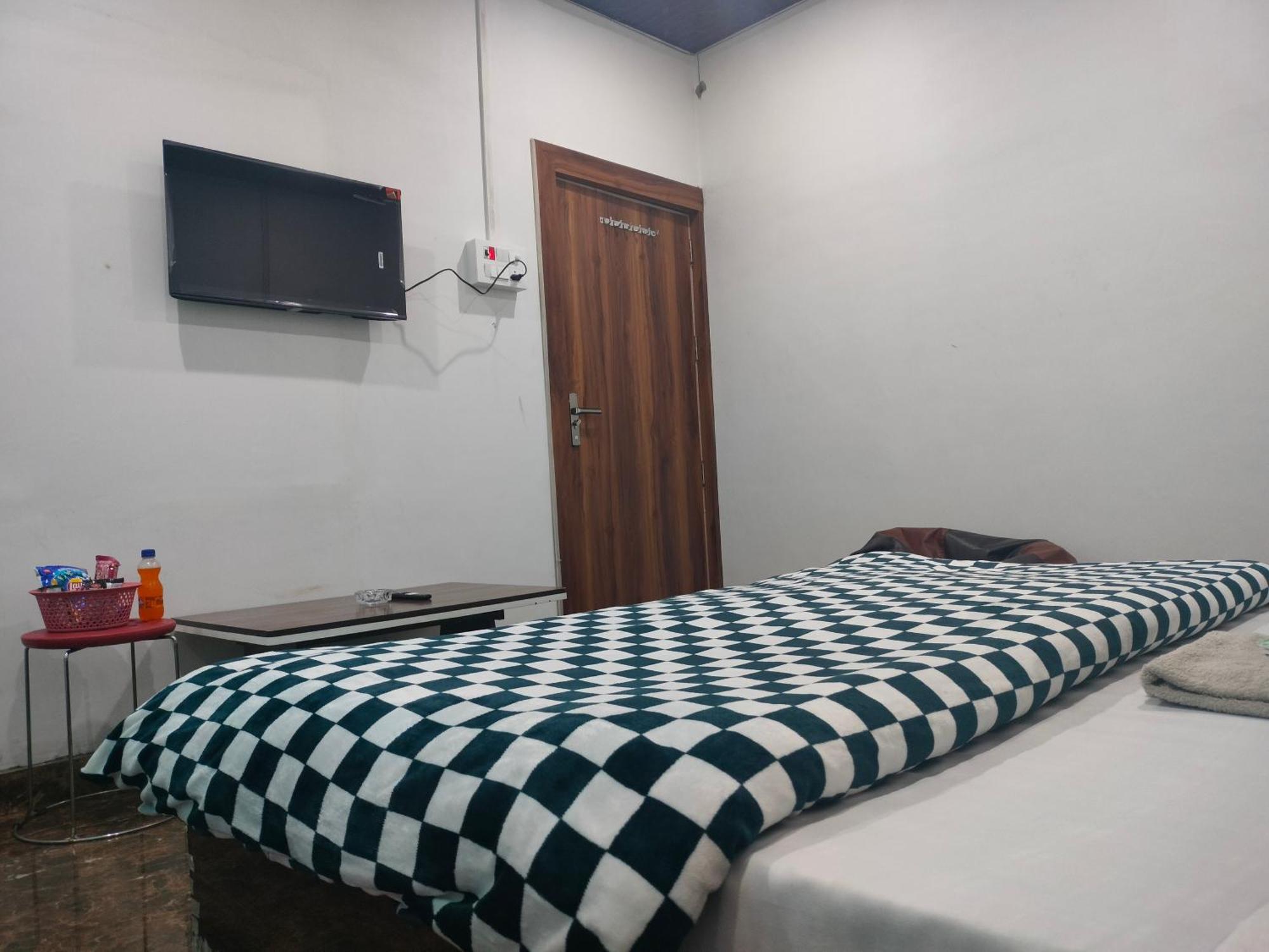 Kishan Home Stay Матура Екстериор снимка